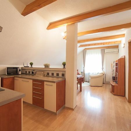 Apartmant & Room Bruna Drežnik Grad Buitenkant foto