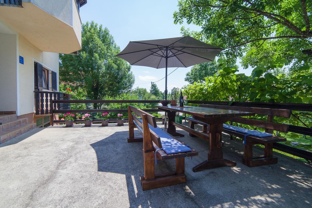Apartmant & Room Bruna Drežnik Grad Buitenkant foto
