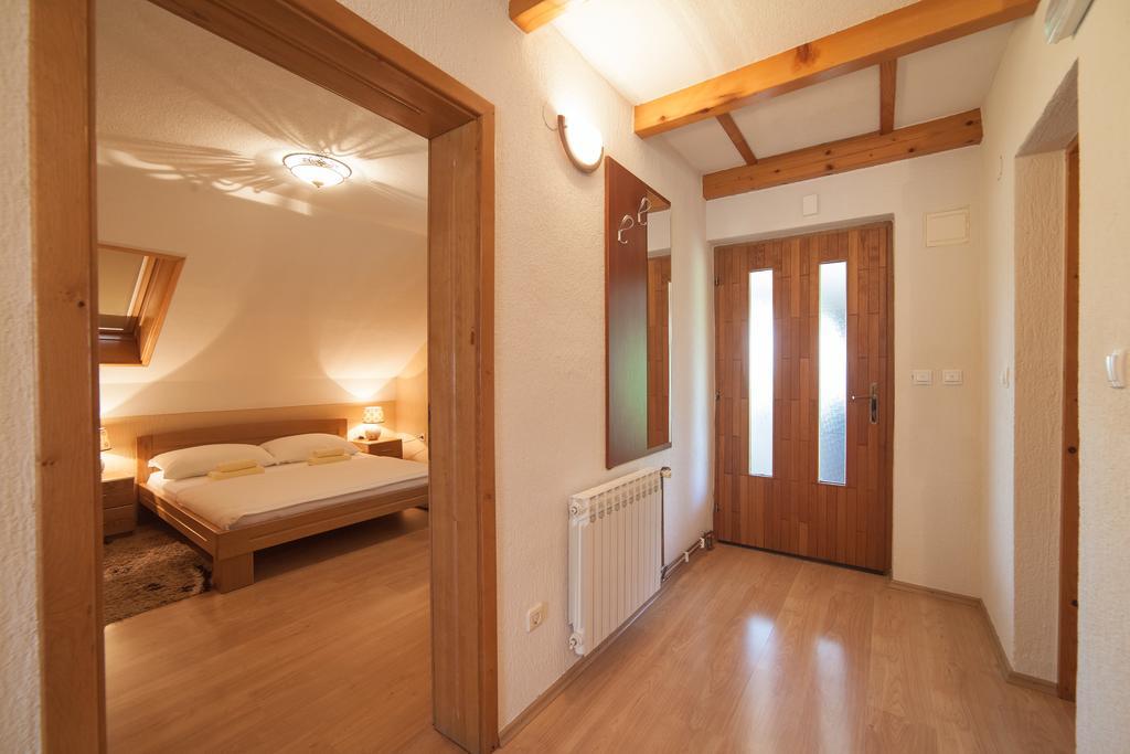 Apartmant & Room Bruna Drežnik Grad Buitenkant foto
