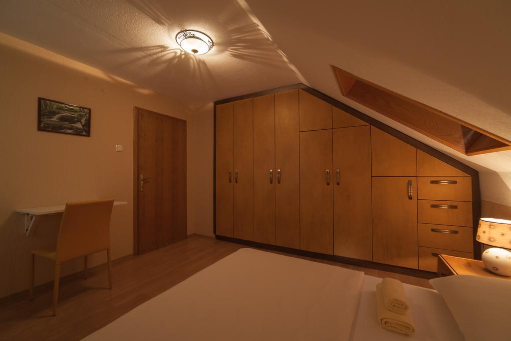 Apartmant & Room Bruna Drežnik Grad Buitenkant foto
