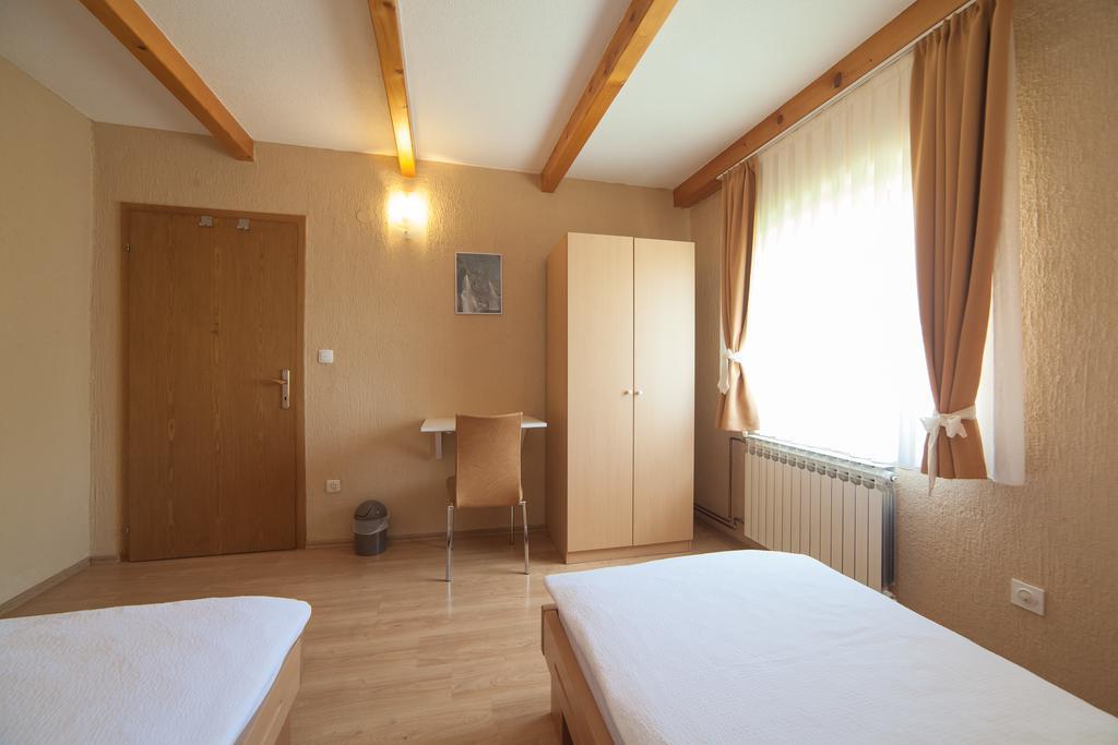 Apartmant & Room Bruna Drežnik Grad Buitenkant foto