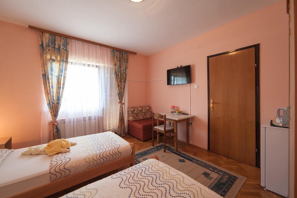 Apartmant & Room Bruna Drežnik Grad Buitenkant foto